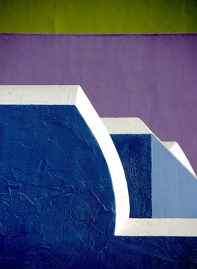 This image has an empty alt attribute; its file name is Bo-Kaap-blue-and-white-steps.jpg